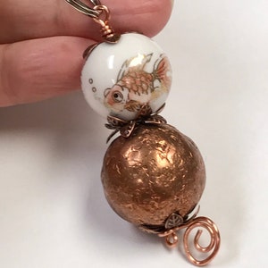 Lampa wisząca z chińskich białych porcelanowych koralików w kształcie rybki koi, koraliki w stylu vintage z miedzi, miedziane nakładki na koraliki w kształcie płatków kwiatów, wystrój domu w Azji