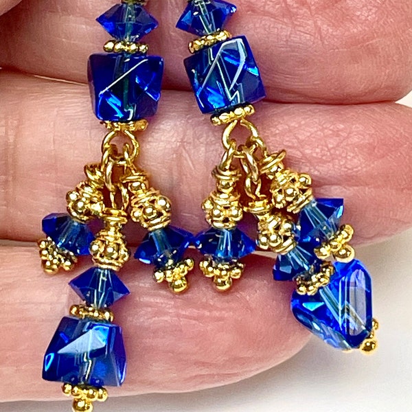 vintage tchèque TIN CUT CRYSTAL Cobalt Blue Rare Shape Faceted Cluster Dangle Boucles d’oreilles, Bali 24k Gold Vermeil Perles, Bali 24K Ear Wires