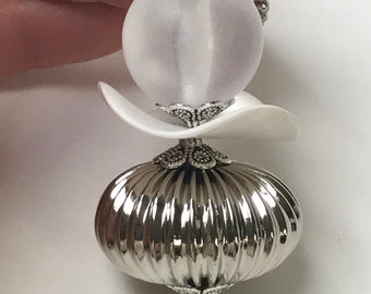 Vintage LUCITE RETRO White RUFFLED Bead Fan Light Pull, Vintage White Frosted Lucite Bead,Vintage Silver Plated Bead,Silver Plated Bead Caps