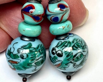 Pendientes colgantes de porcelana china vintage del Año del Dragón con cuentas rojas y turquesa, turquesa china, cristal japonés vintage, ganchos de plata para las orejas.