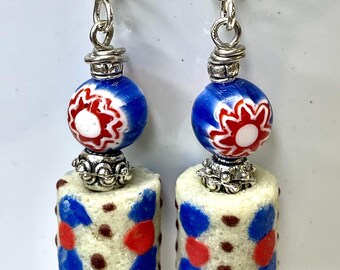 Pendientes colgantes de cuentas hechos a mano de vidrio Krobo africano vintage azul cobalto con manchas rojas, cuentas de estrella de vidrio Millefiori veneciano vintage, plata