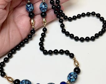 Ónix negro vintage, lapislázuli natural vintage, turquesa japonesa vintage, cuentas de millefiori negras rellenas de oro, collar de cuentas anudadas Smithsonian