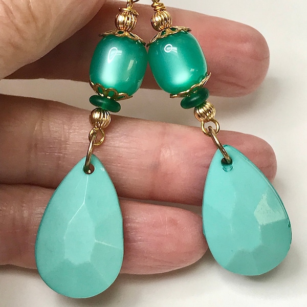 boucles d’oreilles vintage AQUA MOONGLOW Bead Dangle Drop, larmes Aqua Lucite à facettes vintage, verre bleu sarcelle allemand vintage, fils d’oreille en or