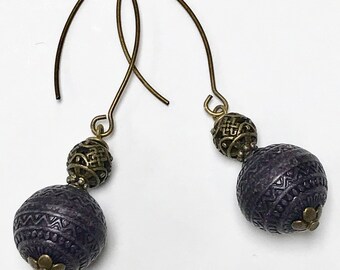 Vintage Lucite LILA Etsade PERUVIANSK STIL Pärlhängen, Vintage Pierced Antik Mässingspärla, Antik Mässing Njurörhängen