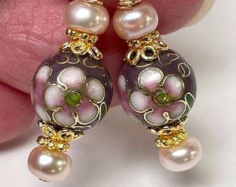 Vintage Chinesische CLOISONNE Tiefe LILA Rosa Weiße Blumen Perle Baumeln Ohrringe, Vintage Zuchtperlen Rosa, Bali 24K Gold Vermeil Ohrhaken