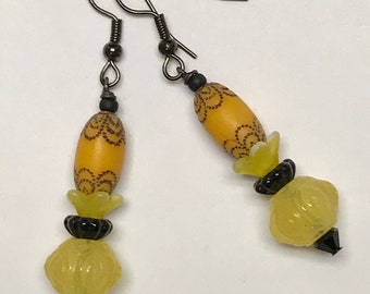 Vintage German YELLOW GLASS Pressed FLOWER Bead Dangle Earrings,Vintage Japanese Black Yellow Lucite