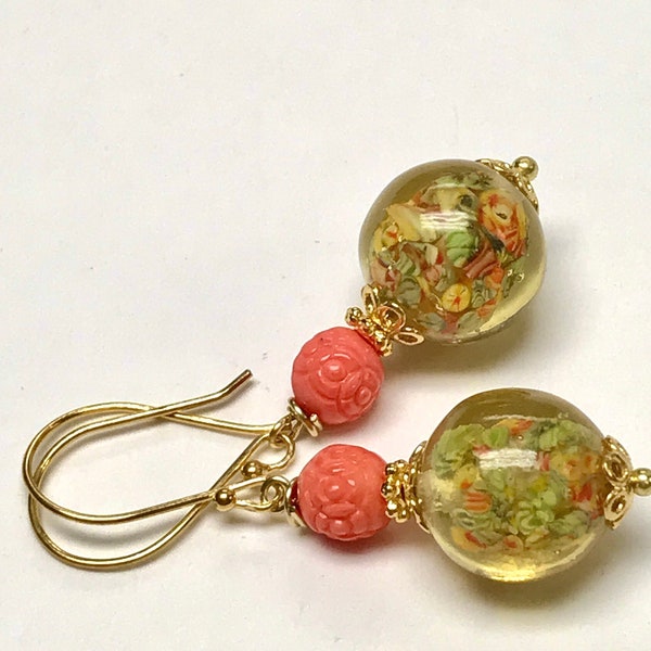 Boucles d'oreilles pendantes en perles de verre vintage jaune citron Millefiori, perles de verre pressées de corail brillant tchèque antique, fils d'oreille en vermeil d'or de Bali 24K