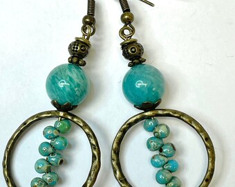 Pendientes colgantes de aro con cuentas de amazonita chinas vintage, cuentas de vidrio con flecos de turquesa Picasso japonesas, aros de latón envejecido, ganchos para pendientes de latón.