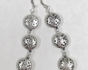 Pendientes largos colgantes japoneses vintage con cuentas triples en forma de lenteja grabadas y chapadas en plata, con ganchos para pendientes chapados en plata.