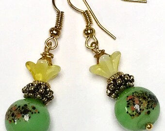 Pendientes vintage japoneses de cuentas de vidrio Millefiori verde lima con forma de flor negra, flor vintage alemana de vidrio prensado amarillo, cristal ámbar.