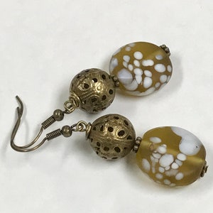 Orecchini pendenti vintage in vetro cinese con perline gialle, verdi e bianche screziate, perline in filigrana di ottone anticato vintage, fili per orecchini in ottone anticato,