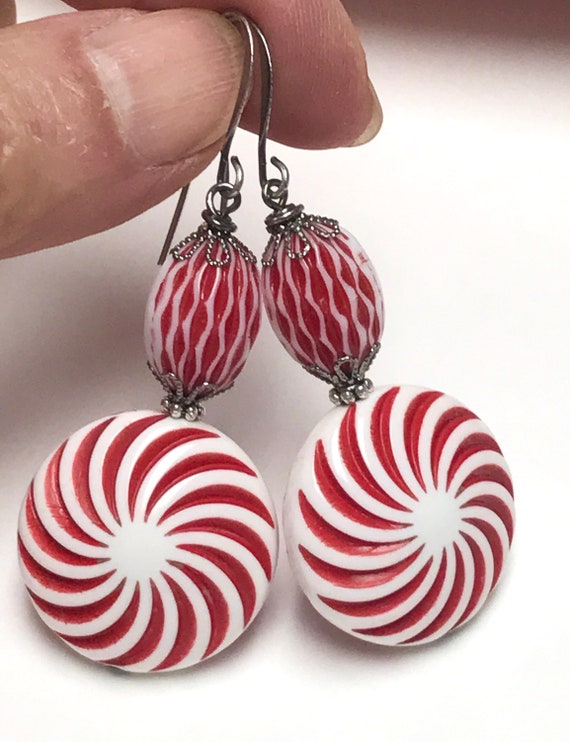 Vintage Italian Lucite RED WHITE PINWHEEL Bead Da… - image 4