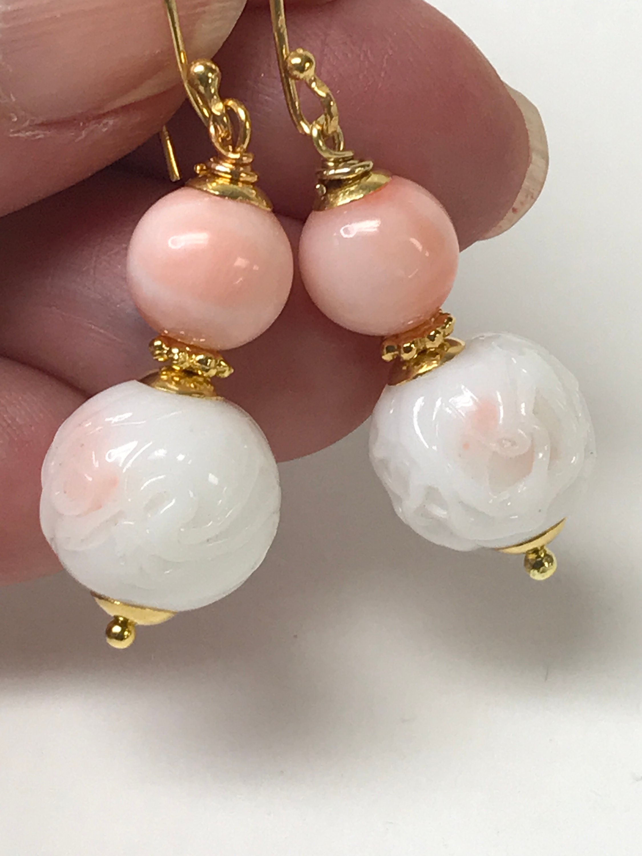 Orecchini pendenti in oro bianco con diamanti e corallo rosa arancio - Asta Gioielli e Orologi - Maison