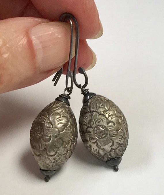 Antique CHINESE QING Silver Etched Floral Bead Or… - image 4