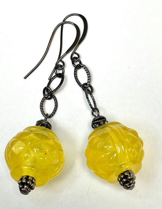 Vintage Japanese Lucite LEMON YELLOW LANTERN Bead… - image 4