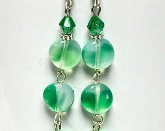 Pendientes vintage alemanes de Givre con triple cuenta de cristal opalita verde menta y cristal austriaco.