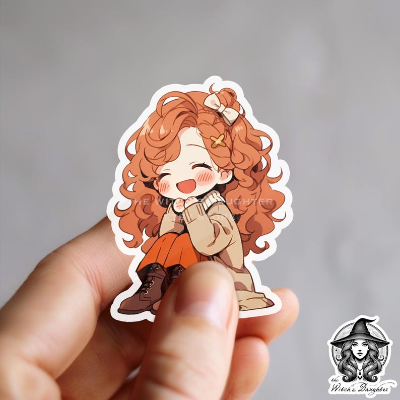 Puede incluir: Una pegatina con una ilustraci&oacute;n de dibujos animados de una ni&ntilde;a joven con el pelo largo y rizado de color naranja que lleva un jersey marr&oacute;n y pantalones naranjas. Est&aacute; sonriendo y tiene las manos juntas delante de ella. La pegatina est&aacute; sobre un fondo blanco.