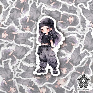 Puede incluir: Una pegatina con una ilustraci&oacute;n de dibujos animados de una persona joven con cabello morado que lleva una camisa negra, pantalones negros y una boina negra. La persona lleva una bolsa y tiene un contorno blanco alrededor de la figura.