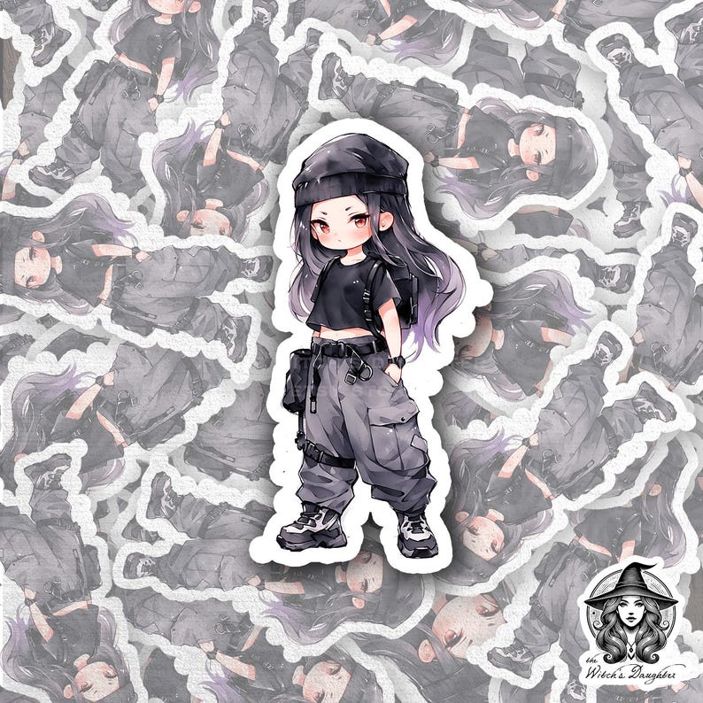 Puede incluir: Una pegatina con una ilustraci&oacute;n de dibujos animados de una persona joven con cabello morado que lleva una camisa negra, pantalones negros y una boina negra. La persona lleva una bolsa y tiene un contorno blanco alrededor de la figura.