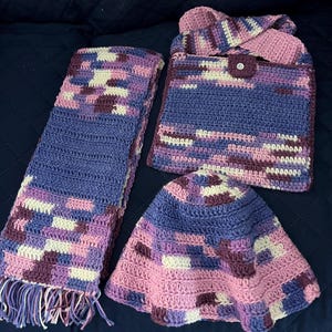 Conjunto de cartera, bufanda y gorro de pescador. Tejido a crochet hecho a mano.