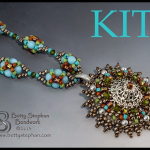 Può includere: Un kit per collana di perline con un ciondolo turchese e marrone. Il ciondolo è un design a stella con un centro argentato. Il kit include tutte le perline e le istruzioni necessarie per realizzare la collana.  "KIT" è scritto in grandi lettere turchesi nella parte superiore dell'immagine.