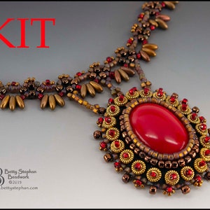 K&ouml;nnte beinhalten: Ein Perlenketten-Set mit einem roten Edelstein-Anh&auml;nger. Die Kette besteht aus goldenen und braunen Perlen in verschiedenen Gr&ouml;&szlig;en.