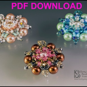 Peut inclure: Trois motifs floraux perlés en rose, marron et bleu. Chaque motif présente de grosses perles rondes entourées de petites perles et de cristaux. Le texte "PDF DOWNLOAD" est en haut de l'image.
