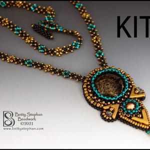 Puede incluir: Un kit de collar de cuentas con un colgante grande y una cadena a juego. El collar presenta cuentas doradas, negras y turquesas. El colgante tiene una piedra central marrón rodeada de cuentas turquesas y detalles dorados. La palabra "KIT" está en la esquina superior derecha.
