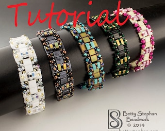 Puede incluir: Cinco pulseras de cuentas en diferentes colores y patrones, incluyendo blanco, negro, marrón, turquesa y rosa. Las pulseras se muestran sobre una superficie negra. La palabra "Tutorial" está escrita en rojo en la parte superior de la imagen. La imagen también incluye el texto "Betty Stephan Beadwork © 2014 www.bettystephan.com".