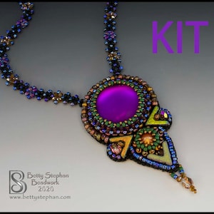 Puede incluir: Un kit de collar de cuentas con una gran piedra central redonda púrpura. El collar presenta un intrincado trabajo de cuentas en tonos de púrpura, azul, verde y dorado. La palabra "KIT" se muestra en púrpura. El logotipo y el sitio web de Betty Stephan Beadwork son visibles.