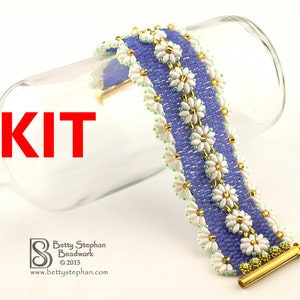 Pode incluir: Um kit para fazer um bracelete de contas com um design de margarida. O bracelete é feito com contas azuis, brancas e douradas. O kit inclui todos os materiais e instruções necessárias.