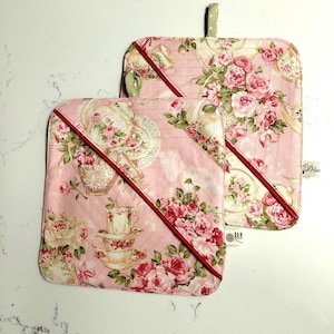 Roze theekopje bloemen pannenlap set van 2, omkeerbare gewatteerde zakjes met hot-pads