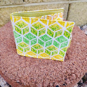 Cartera geométrica verde y amarilla - Cartera de piel sintética de tela hecha a mano - Cartera óptica 3D - Mini monedero colorido - Compartimento para monedas