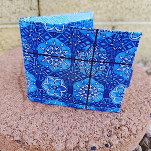 Cartera hecha a mano Blue Flakes - monedero - ranuras para carrito - cartera de algodón y piel sintética - cierre
