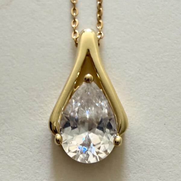 Collar con colgante ovalado de circonita cúbica chapado en oro de 24k