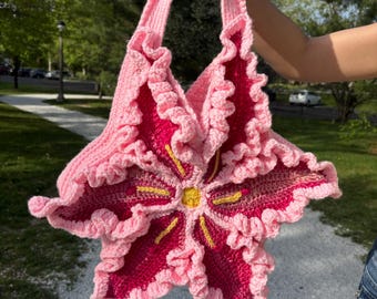 Bolso de hombro con flor de lirio de ganchillo rosa