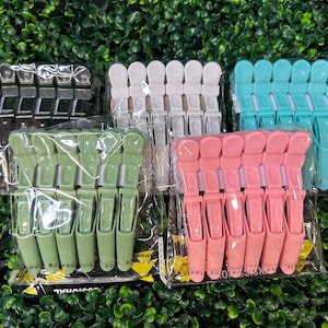 Peut inclure: Six ensembles de pinces à cheveux de différentes couleurs, dont le vert, le blanc, le rose et le bleu. Chaque ensemble contient six pinces.