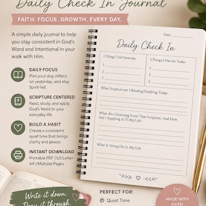 Può includere: Un diario di studio biblico Daily Check In rilegato a spirale con suggerimenti per la riflessione quotidiana. Il diario include sezioni per registrare le scritture, le lezioni apprese e le riflessioni personali. La copertina presenta il testo "Bible Study" e "Daily Check In Journal".