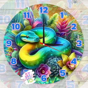 Puede incluir: Un reloj colorido con un diseño de serpiente arcoíris. La esfera del reloj tiene números romanos y está rodeada de flores y hojas tropicales.
