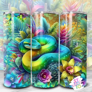 Op de afbeelding: Een kleurrijke tumbler met een groene slang die om een levendig bloemenmotief is gewikkeld. De slang heeft een blauw en groen lichaam met gele accenten. De bloemen zijn roze, paars, geel en oranje. De tumbler is perfect om een vleugje natuur aan je dagelijkse routine toe te voegen.