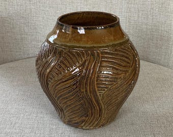 Jarrón de cerámica texturizada vintage con aspecto natural y diseño acanalado hecho a mano.