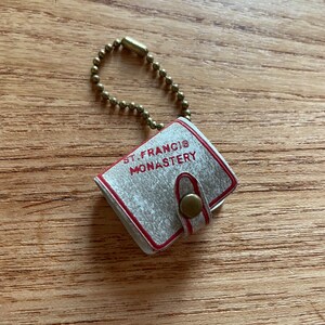 Imágenes de acordeón de recuerdo del monasterio de San Francisco en una pequeña cartera de vinilo rosa