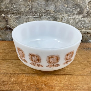Vintage Federal Glass Sunflower Pattern 2 and a Half Quart Casserole Bowl
