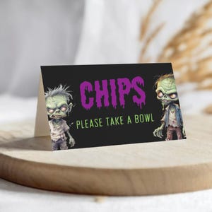 Modelo de Etiquetas de Comida Zumbi para Canva | Etiquetas para Buffet de Aniversário Infantil | Cartões Editáveis para Mesa de Festa Zumbi de Halloween - KBZ04