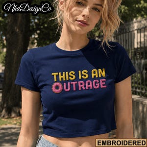 Bestickt Dies ist eine Empörung Baby T-Shirt, lustige Donut Grafik Crop Top, Prinzessin Donut Shirt, Bücherwurm Baby T-Shirt, Fantasy Reader T-Shirt