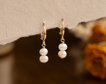 Aros minimalistas de perla, pendientes de aro de perla de agua dulce, pendientes de doble perla, pendientes de perla dorada, pendientes de novia, regalos para damas de honor.