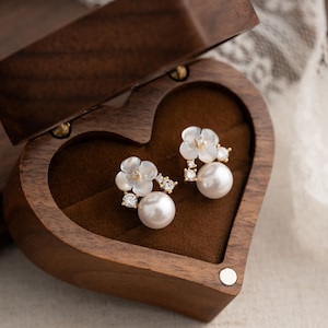 Flower and Pearl Earrings,Mother of Pearl Flower Earrings,Bridal White Floral Pearl Stud Earrings,Wedding Earrings,Bridesmaid Gift