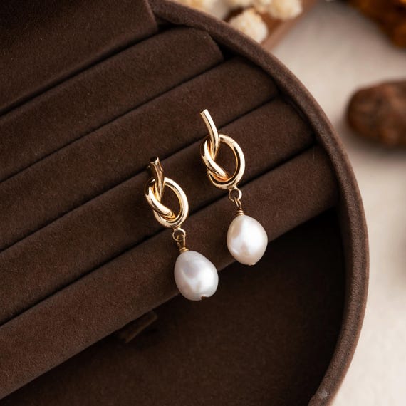 Orecchini Pendenti A Nodo D'Amore Con Perla – Dorati, In Rame, Lunghi 2,5 Cm – Regalo Per Donna, Damigella - copertina
