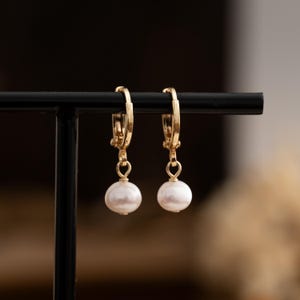 Freshwater Pearl Hoop Earrings,Natural Pearl Earrings,Minimalist Pearl Huggie Hoops,Gold Pearl Earrings,Bridal Earrings,Bridesmaid Gifts