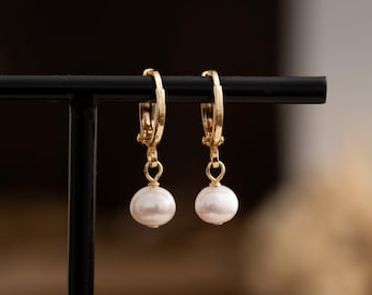Freshwater Pearl Hoop Earrings,Natural Pearl Earrings,Minimalist Pearl Huggie Hoops,Gold Pearl Earrings,Bridal Earrings,Bridesmaid Gifts